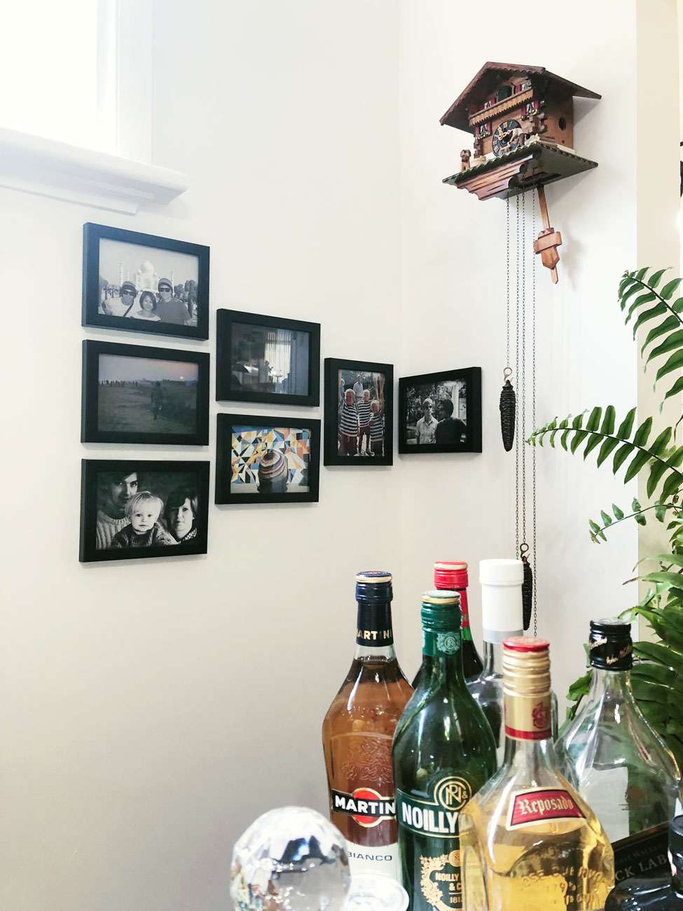 5 Ideas for Hanging Artworks - Embrace corner