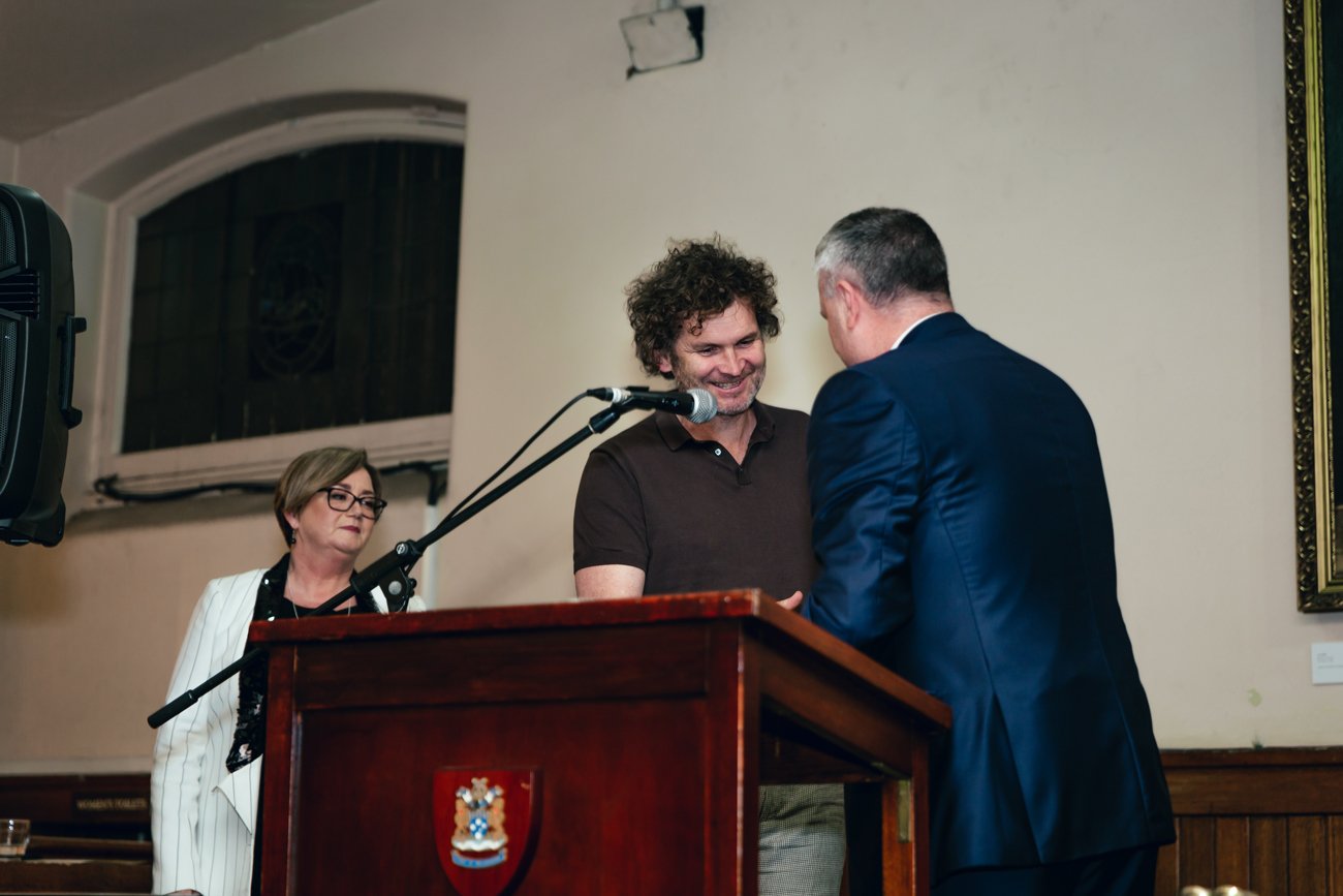 David Rowe accepting his award at the 2018 Mission to Seafarers Maritime Art Prize